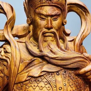 Quan Công xách đao gỗ sưa.