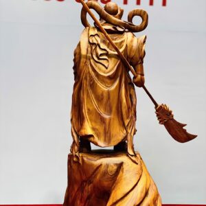 Quan Công xách đao gỗ sưa.
