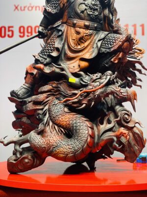 Quan Công xách đao gỗ trắc đỏ đen.