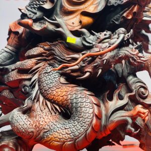 Quan Công xách đao gỗ trắc đỏ đen.