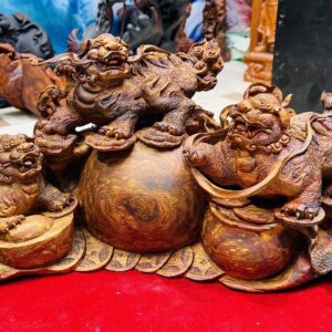 Tam Nghê trấn ngọc gỗ sưa.