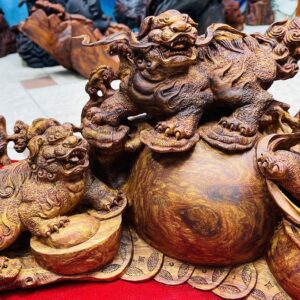 Tam Nghê trấn ngọc gỗ sưa.