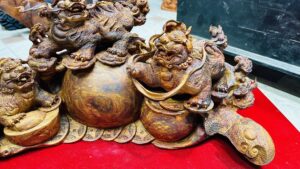 Tam Nghê trấn ngọc gỗ sưa.