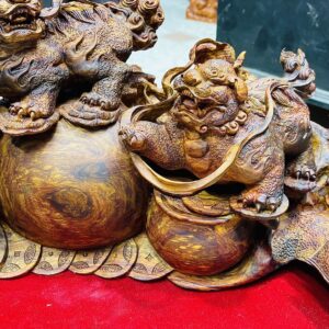 Tam Nghê trấn ngọc gỗ sưa.