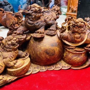 Tam Nghê trấn ngọc gỗ sưa.
