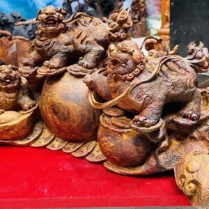 Tam Nghê trấn ngọc gỗ sưa.