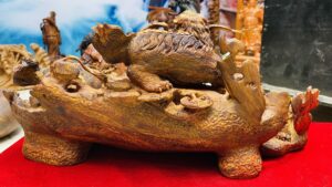 Tam Nghê trấn ngọc gỗ sưa.