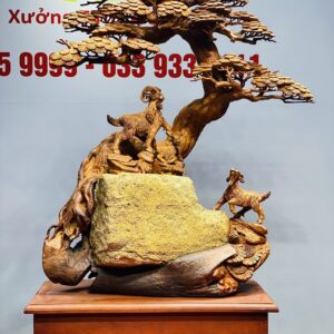 Tam dương đứng tùng ôm đá gỗ hương.