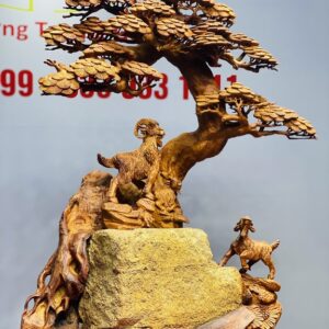 Tam dương đứng tùng ôm đá gỗ hương.