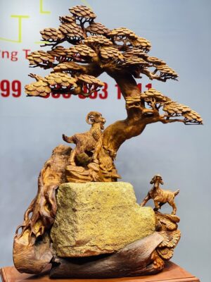Tam dương đứng tùng ôm đá gỗ hương.