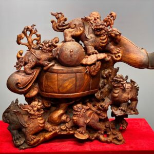 Gia đình hỏa kỳ lân gỗ sưa.