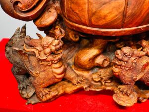 Gia đình hỏa kỳ lân gỗ sưa.