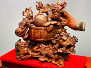 Gia đình hỏa kỳ lân gỗ sưa.
