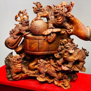 Gia đình hỏa kỳ lân gỗ sưa.