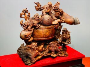 Gia đình hỏa kỳ lân gỗ sưa.