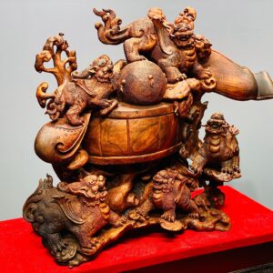 Gia đình hỏa kỳ lân gỗ sưa.