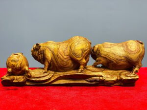 Tam heo gỗ sưa