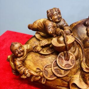Di Lạc Tam Tiểu Nghê Ngồi Bao Tiền Dưới Cây Gỗ Sưa