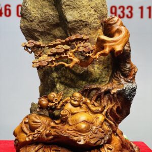 Di Lạc Ngồi Bao Tiền Dưới Tùng Ôm Đá Tự Nhiên Gỗ Hương