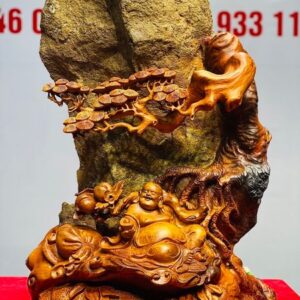 Di Lạc Ngồi Bao Tiền Dưới Tùng Ôm Đá Tự Nhiên Gỗ Hương