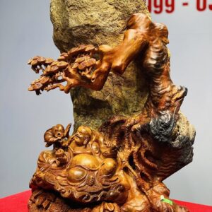 Di Lạc Ngồi Bao Tiền Dưới Tùng Ôm Đá Tự Nhiên Gỗ Hương