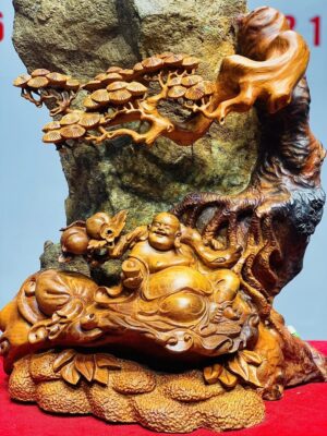 Di Lạc Ngồi Bao Tiền Dưới Tùng Ôm Đá Tự Nhiên Gỗ Hương