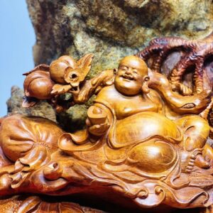 Di Lạc Ngồi Bao Tiền Dưới Tùng Ôm Đá Tự Nhiên Gỗ Hương