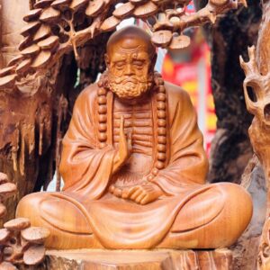 Đạt Ma Sư Tổ Ngồi Thiền Dưới Cây Tùng Gỗ Hương