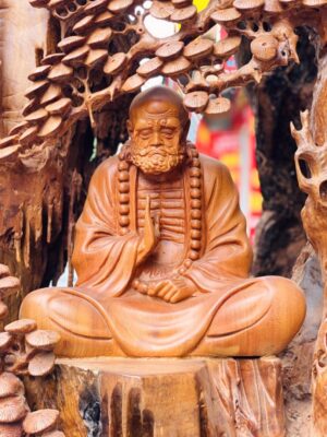Đạt Ma Sư Tổ Ngồi Thiền Dưới Cây Tùng Gỗ Hương
