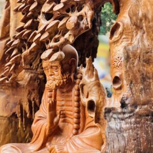 Đạt Ma Sư Tổ Ngồi Thiền Dưới Cây Tùng Gỗ Hương