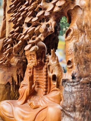 Đạt Ma Sư Tổ Ngồi Thiền Dưới Cây Tùng Gỗ Hương