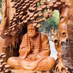 Đạt Ma Sư Tổ Ngồi Thiền Dưới Cây Tùng Gỗ Hương
