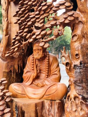 Đạt Ma Sư Tổ Ngồi Thiền Dưới Cây Tùng Gỗ Hương