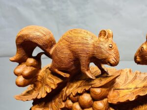 Giỏ Nho Sóc Gỗ Hương