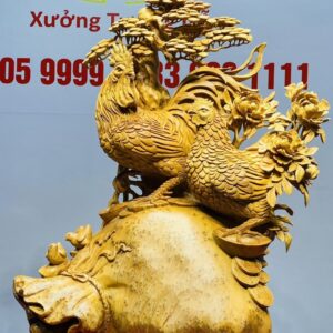 Gia Đình Gà Đứng Bao Tiền Cây Tùng Gỗ Hương