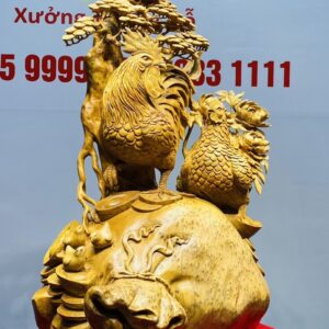 Gia Đình Gà Đứng Bao Tiền Cây Tùng Gỗ Hương