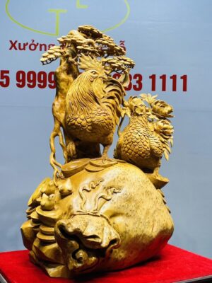 Gia Đình Gà Đứng Bao Tiền Cây Tùng Gỗ Hương