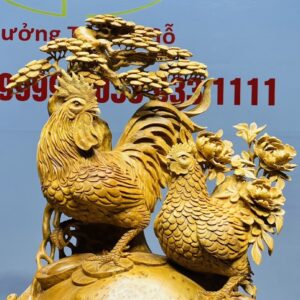 Gia Đình Gà Đứng Bao Tiền Cây Tùng Gỗ Hương