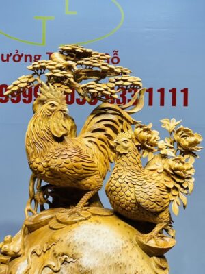 Gia Đình Gà Đứng Bao Tiền Cây Tùng Gỗ Hương