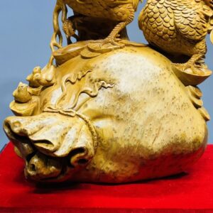 Gia Đình Gà Đứng Bao Tiền Cây Tùng Gỗ Hương