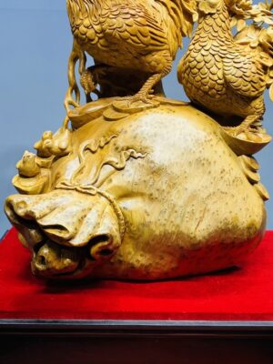 Gia Đình Gà Đứng Bao Tiền Cây Tùng Gỗ Hương