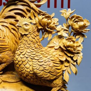 Gia Đình Gà Đứng Bao Tiền Cây Tùng Gỗ Hương