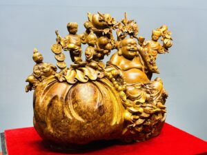 Di Lạc Ngũ Tiểu Vác Cành Đào Ngồi Bao Tiền Gỗ Nu Hương