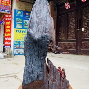 Ngũ Tiểu Lên Chùa Gỗ Trắc
