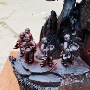 Ngũ Tiểu Lên Chùa Gỗ Trắc