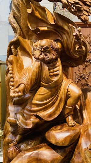 Đạt Ma Múa Võ Đứng Tùng Gỗ Hương