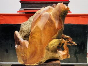 Thành Tâm Bái Phật Gỗ Hương Ôm Đá Tự Nhiên