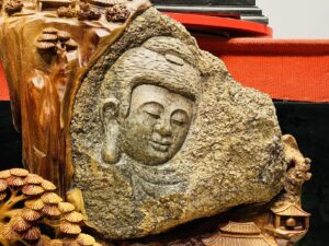 Thành Tâm Bái Phật Gỗ Hương Ôm Đá Tự Nhiên