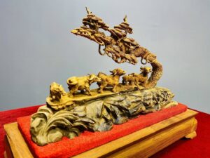 Ngũ Trâu Đứng Tùng Gỗ Hoàng Đàn