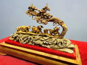 Ngũ Trâu Đứng Tùng Gỗ Hoàng Đàn